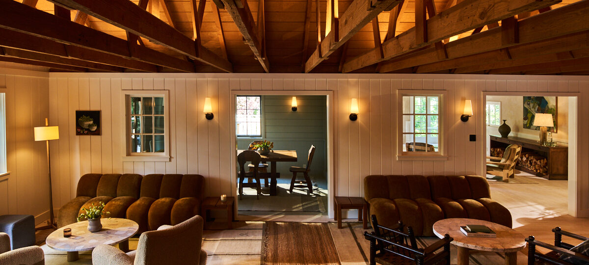 Upscale casual dining and lounge